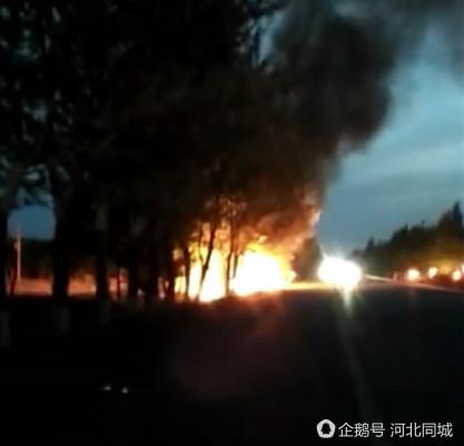河北一轿车撞树后起火 烧成车架