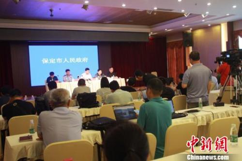 河北省保定市人民政府事故情况通报会现场。　于俊亮 摄